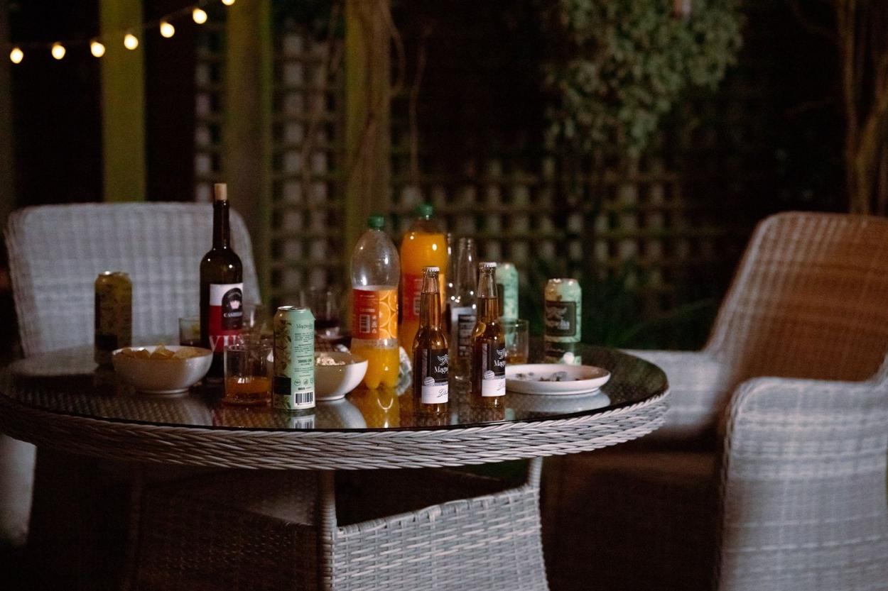 Set dressing for the party in “Goin’ Back” (“Gentle Threats” chapter 1). 