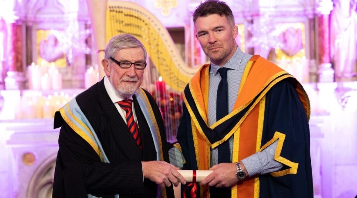 peter o'mahony receives award at griffith college